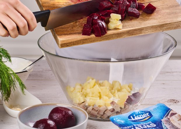 Śledzie pod pierzynką – prosty sposób na warstwową sałatkę, która zawsze robi wrażenie